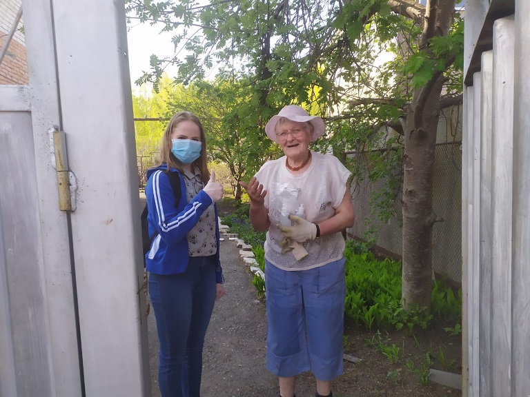 Жители Пласта и Южноуральска получили адресную помощь в виде одноразовых масок и дезинфекторов
