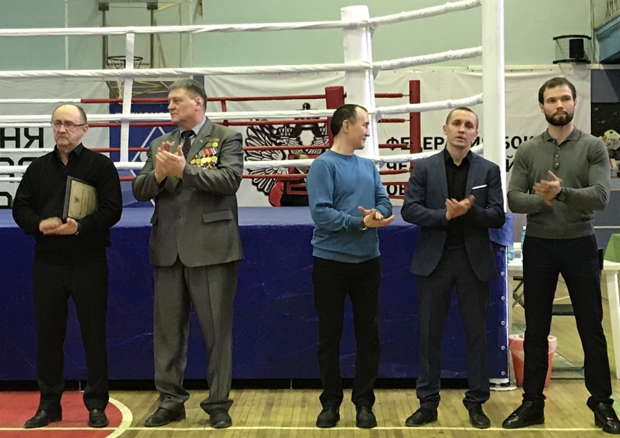 В челябинском Дворце спорта "Динамо" проходит областной чемпионат по боксу среди мужчин