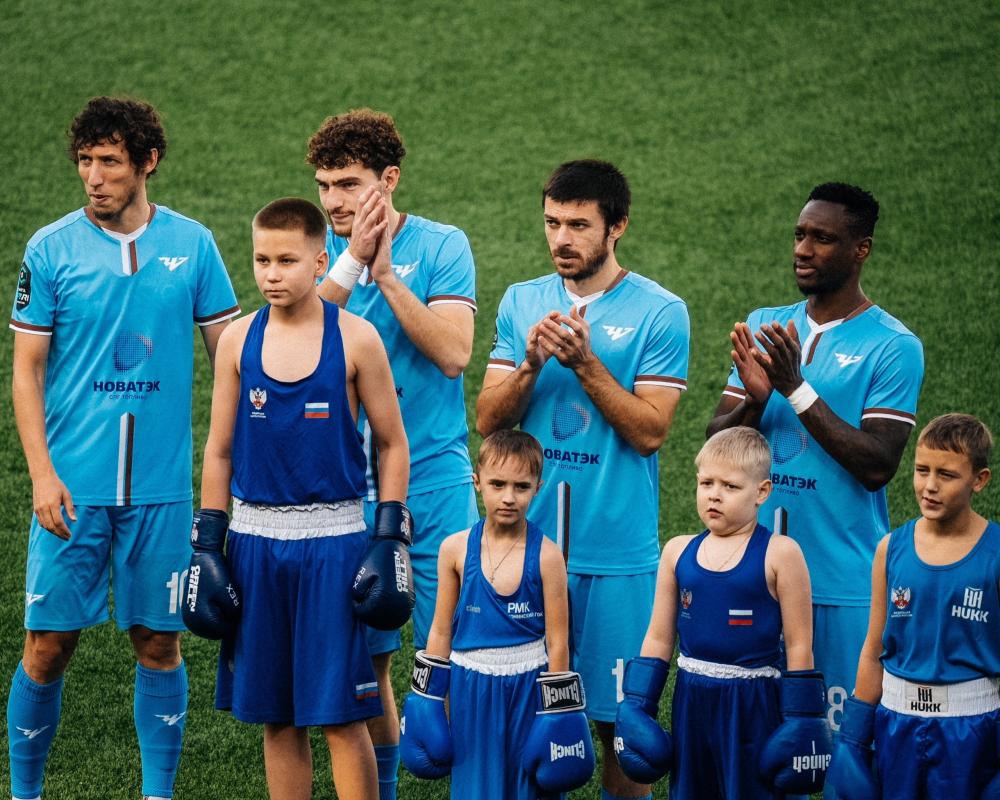 Боксеры на футболе 