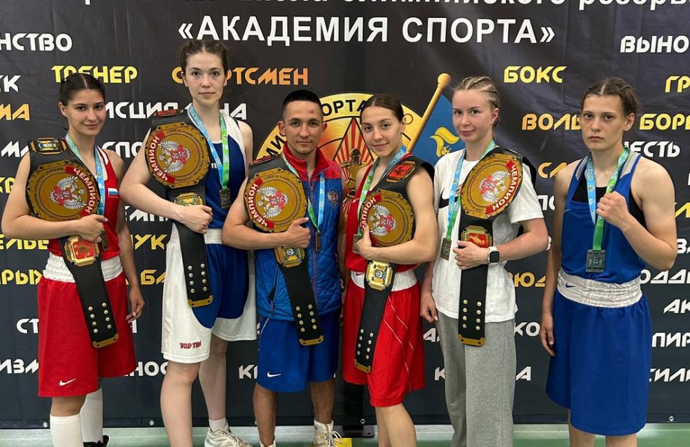 Боксеры Челябинской области завоевали 15 наград на чемпионате УФО среди мужчин и женщин 
