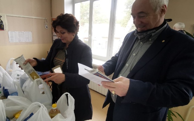 Волонтеры «Единой России» и Федерации бокса доставили 150 продуктовых наборов многодетным и малоимущим семьям