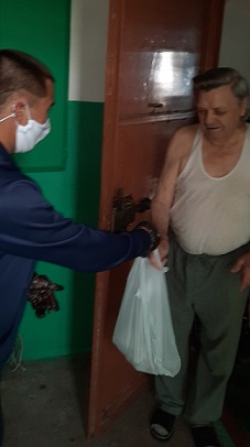 Жители Магнитогорска получили адресную помощь в виде одноразовых масок и дезинфекторов