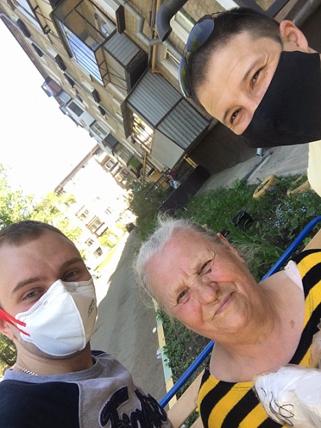 Жители и ветераны спорта Челябинска получили адресную помощь в виде одноразовых масок и дезинфекторов