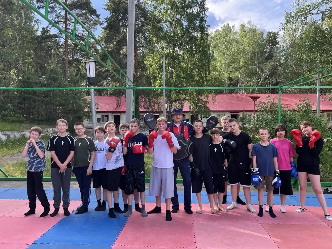 Горы, озёра, кросс: особенности летней подготовки боксёров на Южном Урале