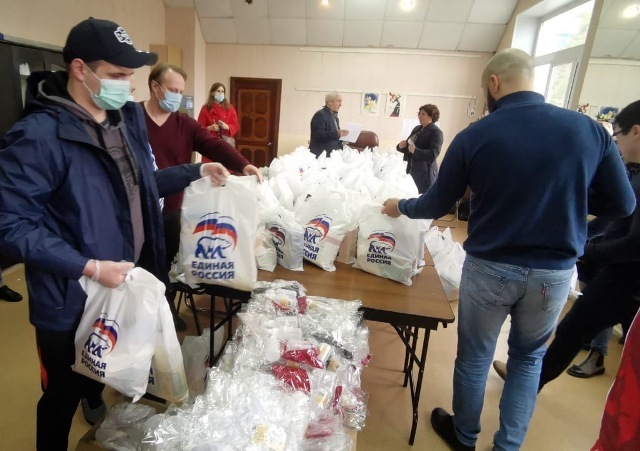 Волонтеры «Единой России» и Федерации бокса доставили 150 продуктовых наборов многодетным и малоимущим семьям