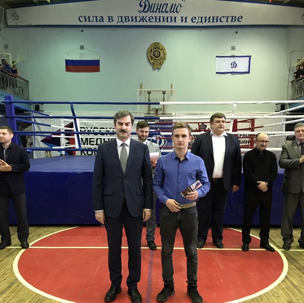 В челябинском Дворце спорта "Динамо" проходит областной чемпионат по боксу среди мужчин