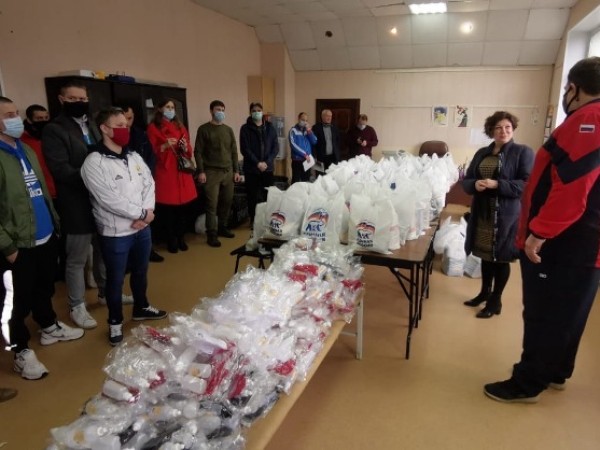Волонтеры «Единой России» и Федерации бокса доставили 150 продуктовых наборов многодетным и малоимущим семьям