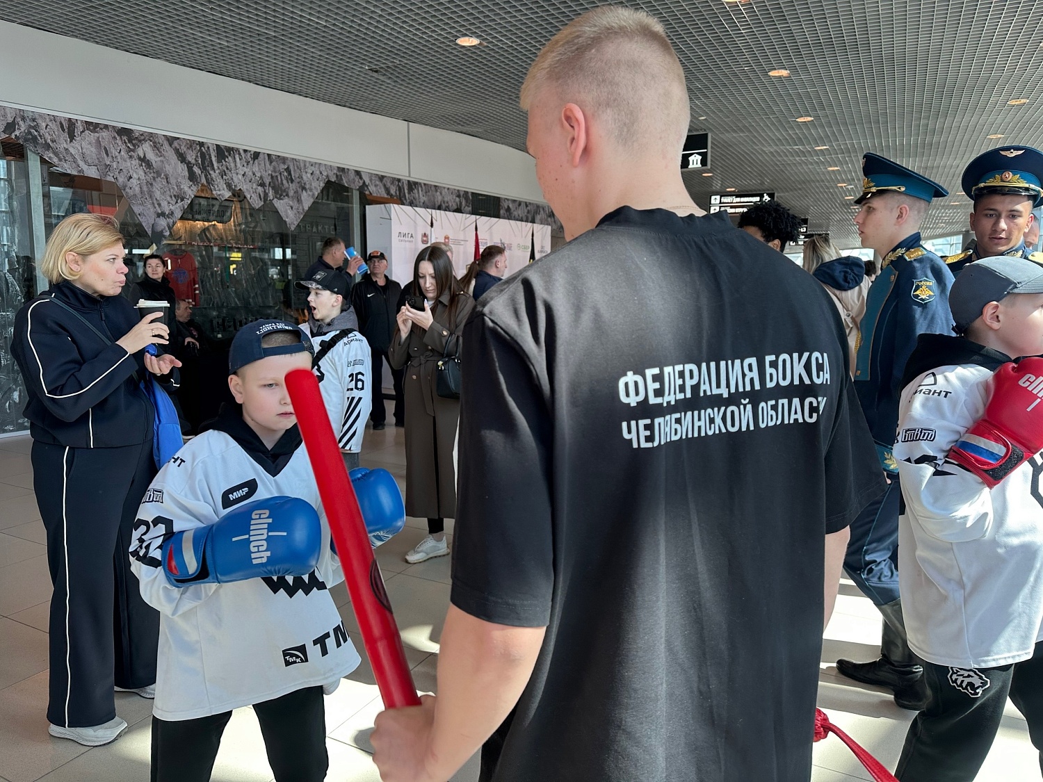 Мастер-классы и турнир на силу удара на финале Офицерской хоккейной лиги