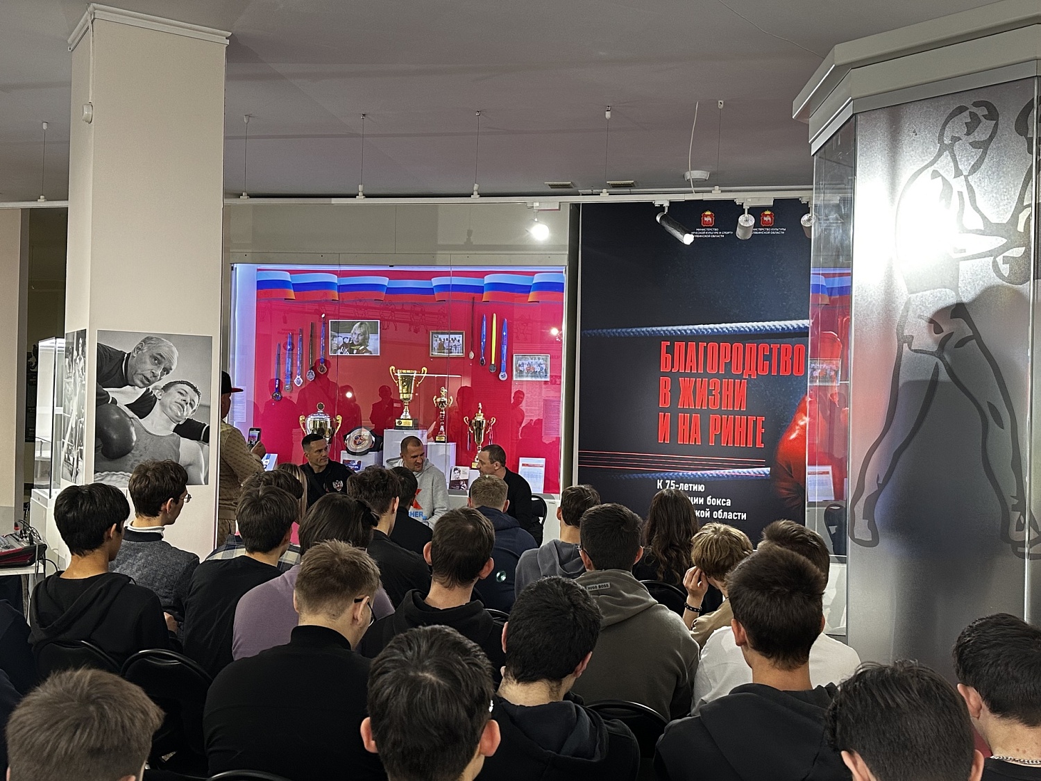Титулованный боксер-профессионал Сергей Ковалев стал гостем выставки бокса в Челябинске 