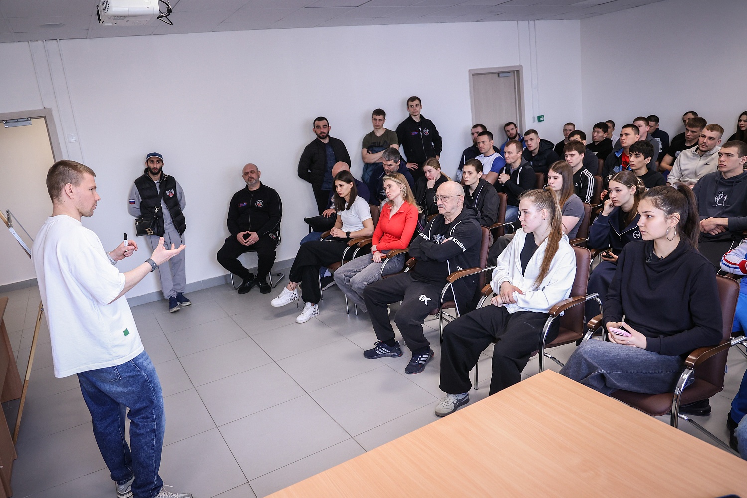 В Челябинске прошла лекция по нутрициологии для сильнейших боксеров и тренеров 